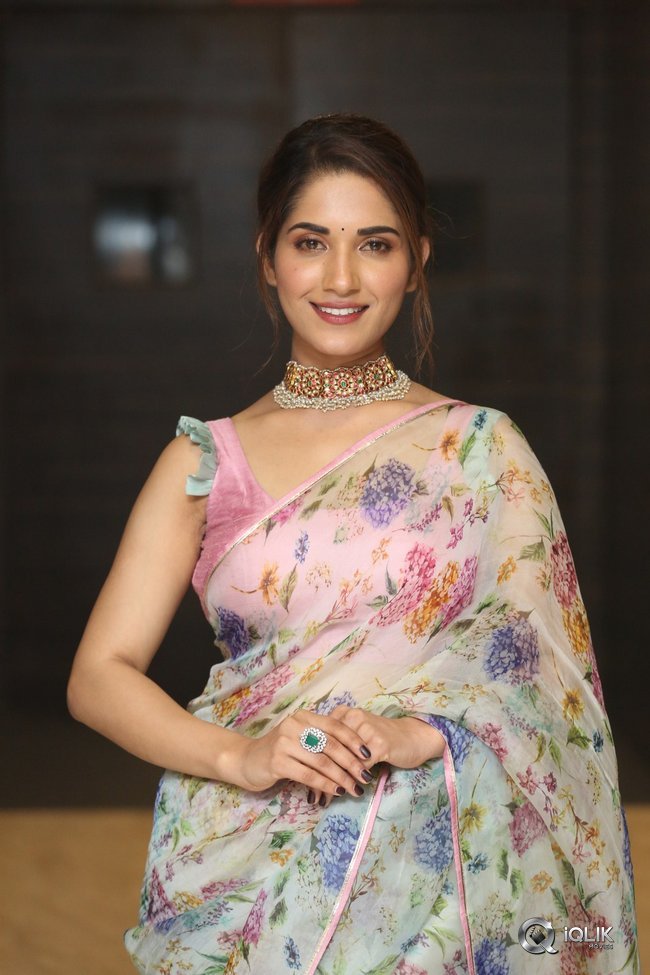 Ruhani-Sharma-at-Hit-Movie-Pre-Release-Event